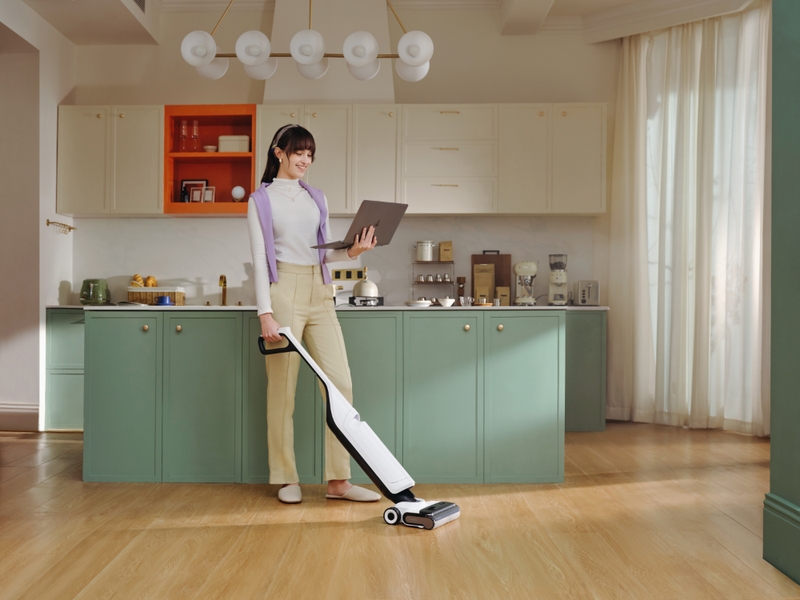 Roborock Flexi Pro Wet & Dry Vacuum - Lifestyle Image